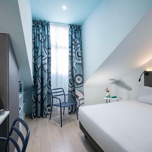 Camera con letto queen size su attico su attico